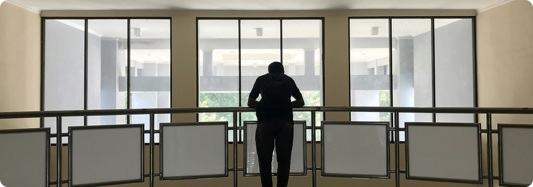 Person vor großen Fenstern